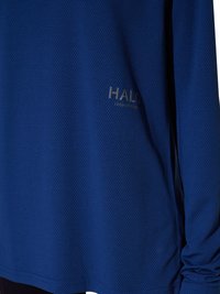 Blauw gestructureerd atletisch shirt met lange mouwen en kleine grijze tekst "HALO 1968/67001" aan de linkerkant.