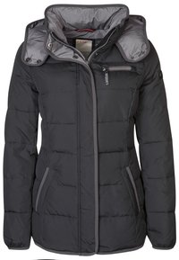 Puffjacka i svart med en grå inredning, med hög krage, dragkedjefickor och horisontell sömnad för isolering.