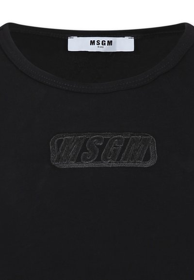 Maglietta nera in cotone con scollatura rotonda e un logo nero testurizzato con "MSGM" centrato sul petto. Tessuto morbido.