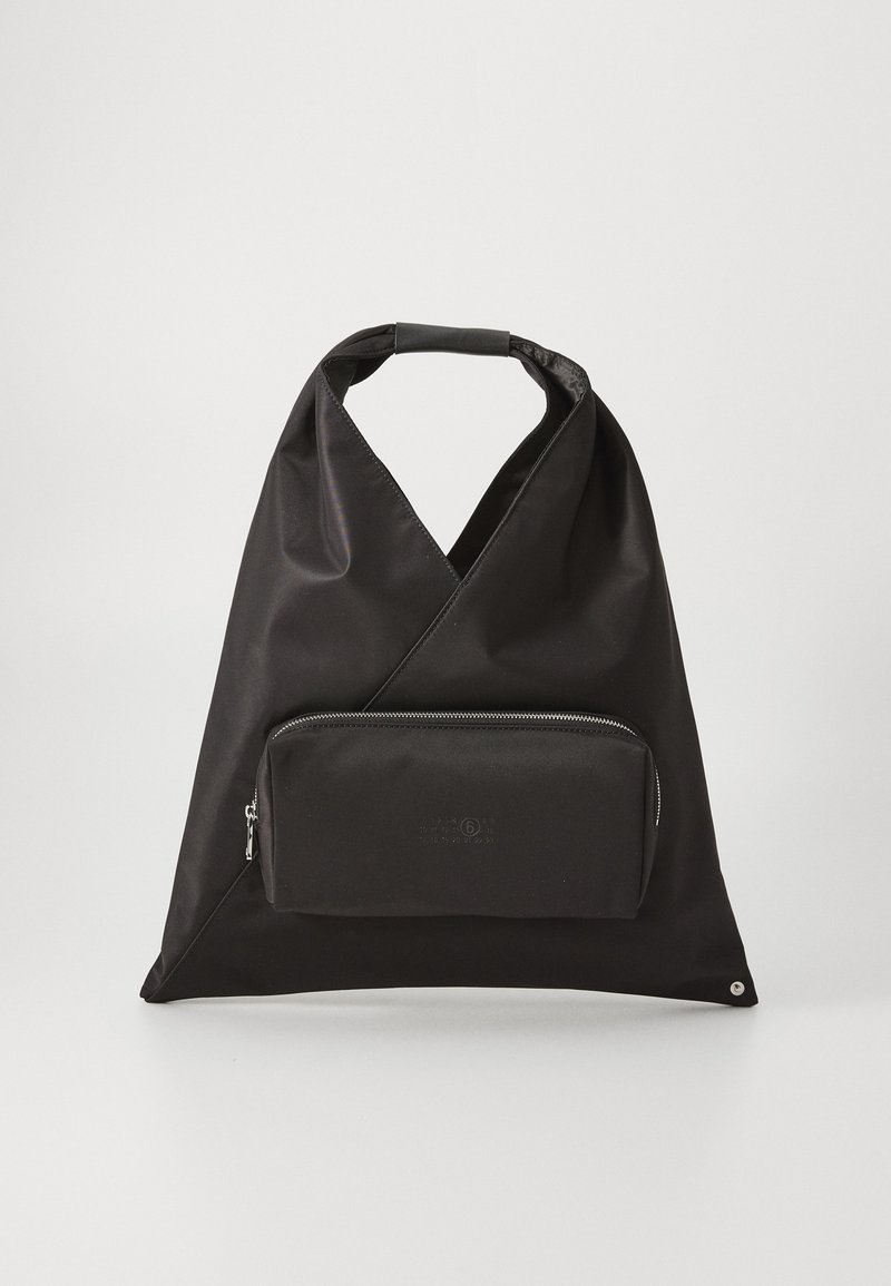 Svart tygpåse med triangulär form, en stor öppning och en dragkedjeförsedd framficka. Har ett robust handtag och en slät yta.