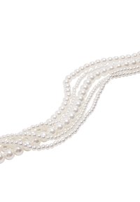 Wiele pasm białych pereł ułożonych w zakrzywiony wzór na jednolitym białym tle.