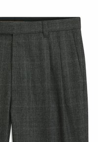 Grå rutiga byxor med en texturerad tygkonstruktion, veckad framdel och en standard midja med bälteshällor.