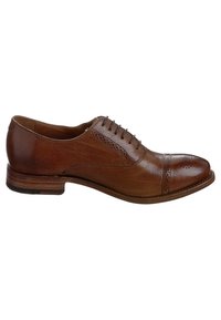 Chaussure oxford en cuir marron avec une finition lisse, détails en pointe d'aile et fermeture à lacets ; bout arrondi et talon empilé.