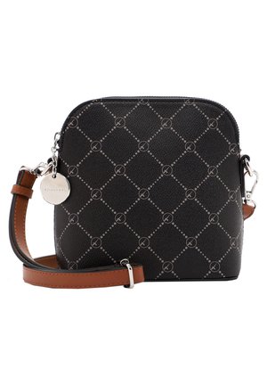 Borsa a tracolla nera con texture e motivo a diamante, tracolla in pelle marrone, accessori silver e tag in metallo con logo. Design compatto e strutturato.