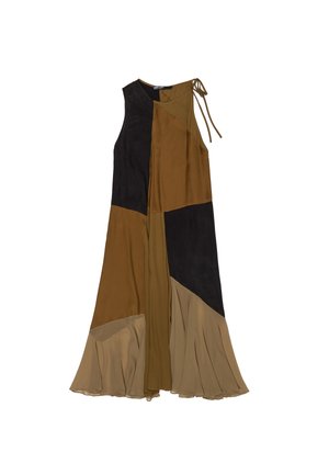 Vestido sin mangas con un diseño de patchwork en negro, marrón y beige. Fabricado en un material ligero con una falda fluida y tirantes con lazo.