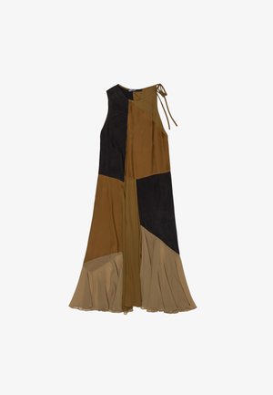 Sukienka bez ramiączek z wzorem patchworkowym w kolorze czarnym, brązowym i beżowym. Wykonana z lekkiego materiału, z zwiewnym dołem i zawiązywanym paskiem.