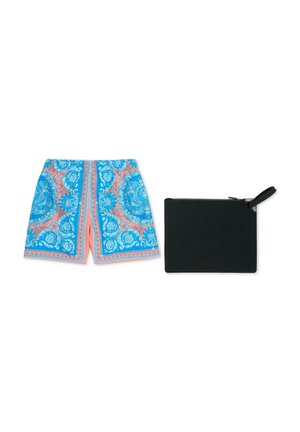 Pantaloncini blu e corallo con motivi floreali e paisley accanto a una pochette nera con zip e cinturino da polso.