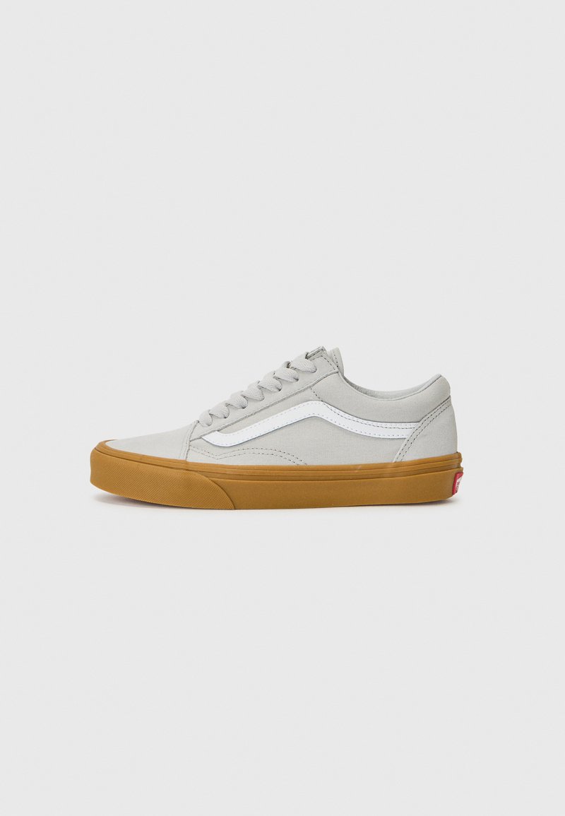 Graue Canvas-Sneaker mit weißem Seitenstreifen, Gummisohle und rundem Zehendesign. Verfügt über klassische Schnürung und minimalistischen Stil.