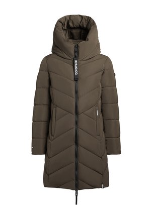 Gepolsterter Mantel in Olivgrün mit Chevron-Muster, hohem Kragen, durchgehendem Reißverschluss vorne und abnehmbarer Kapuze. Ausgestattet mit einem markierten Reißverschluss-Zipper und seitlichen Taschen.