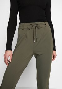 ONLY ONLPOPTRASH LIFE EASY COL - Calças de fato de treino - olive night
