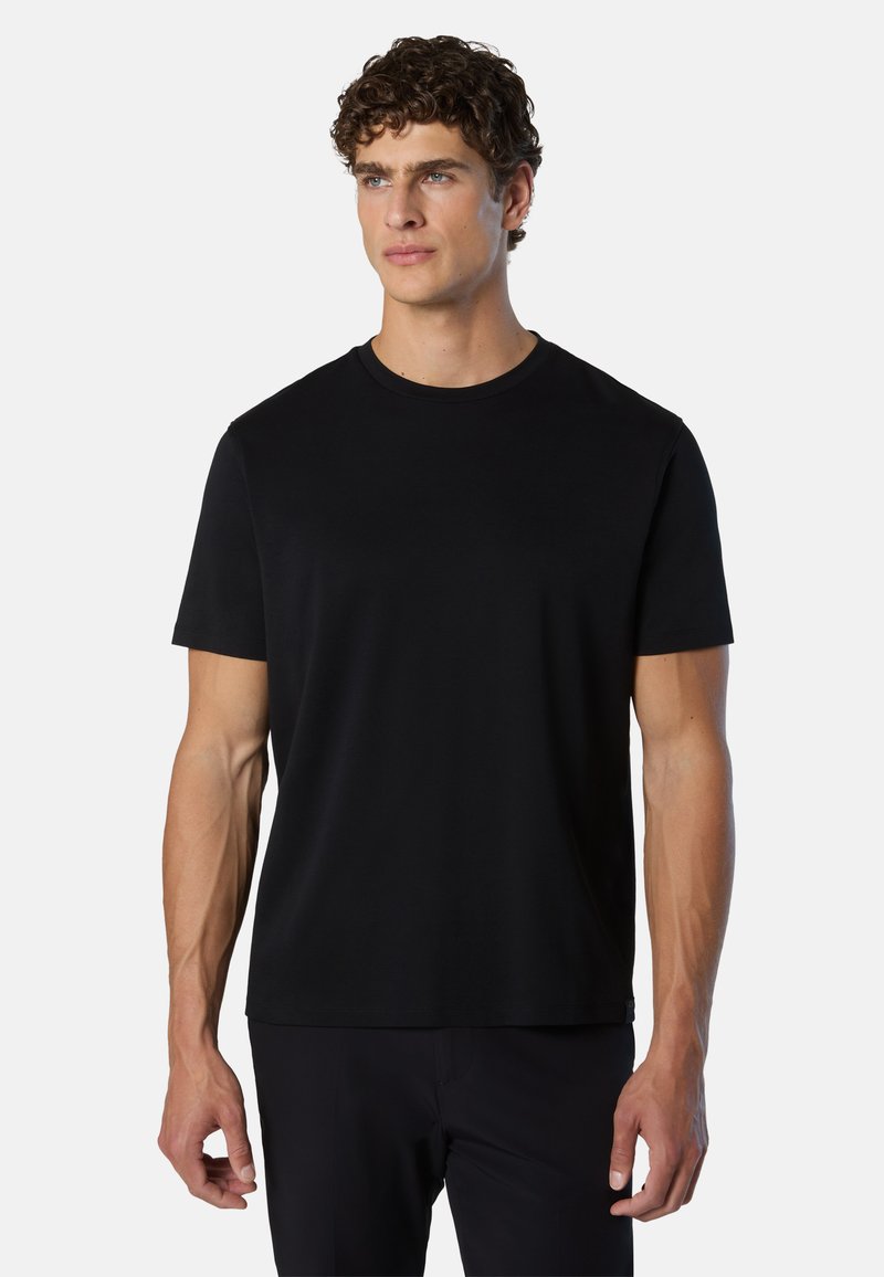 T-shirt nera a maniche corte in tessuto morbido, con scollatura a girocollo e vestibilità comoda. Texture liscia senza motivi o dettagli visibili.