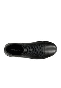 Sneaker in pelle nera con una superficie texture, caratterizzata da una punta arrotondata, design con lacci e branding "wojas" sulla soletta.