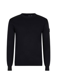 Schwarzer, gestrickter Pullover mit rundem Halsausschnitt, langen Ärmeln, gerippten Bündchen und einem subtilen Badge am linken Arm. Glatte Textur.