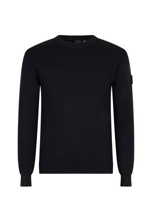 Schwarzer, gestrickter Pullover mit rundem Halsausschnitt, langen Ärmeln, gerippten Bündchen und einem subtilen Badge am linken Arm. Glatte Textur.