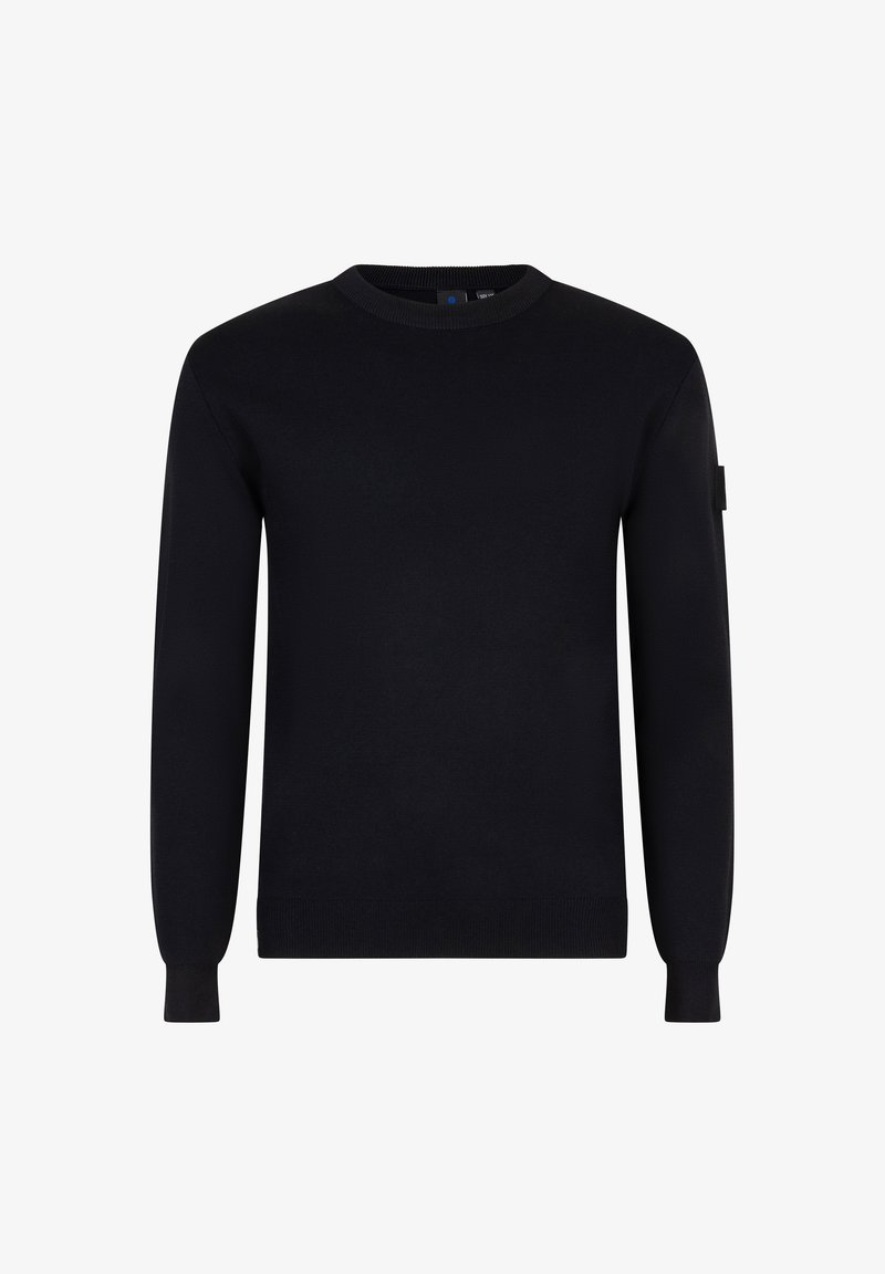 Zwarte gebreide trui met een ronde halslijn, lange mouwen, geribbelde manchetten en een subtiele badge op de linkerarm. Soepele textuur.