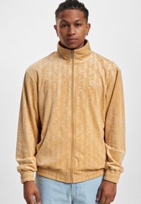 Karl Kani CHEST SIGNATURE MONOGRAM VELVET - Sportinė striukė - sand