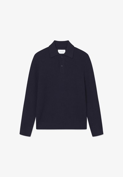 Tamsiai mėlynas juostuotas ilgomis rankovėmis polo marškinėliai su apykakle, trijų mygtukų užsegimu ir laisvu kirpimu. Pagaminta iš švelnaus, tekstūruoto audinio.