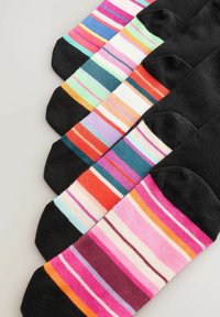 Moniväriset sukat, joissa on vaakasuuntaiset raidat mustalla pohjalla; vaihtelevaa kuviota vaaleanpunaisessa, sinisessä, oranssissa ja purppurassa; pehmeä materiaali.