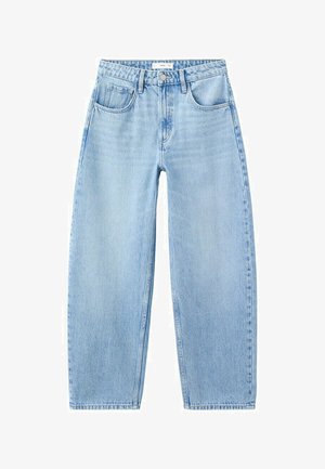 Vaqueros de mezclilla azul claro de cintura alta y pierna recta, con bolsillos delanteros, trabillas para cinturón y cierre de botones.