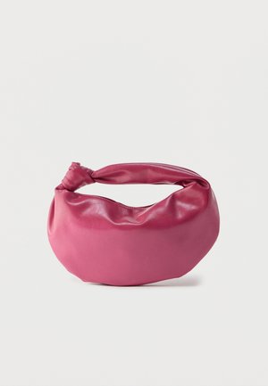Sac à main en cuir rose doux avec un détail de poignée torsadée, une forme légèrement souple et une fermeture éclair sur le dessus.