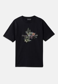 Czarna koszulka z krótkim rękawem z bawełny z roślinnym nadrukiem przedstawiającym liście i owoce, z centralnym napisem "EMPORIO ARMANI".