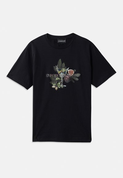 Μαύρη κοντομάνικη μπλούζα φτιαγμένη από βαμβάκι με βοτανική εκτύπωση φύλλων και φρούτων, κεντραρισμένο κείμενο που λέει "EMPORIO ARMANI."