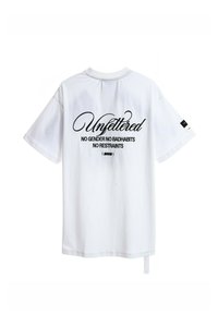 Camiseta de algodón blanca con un diseño de script negro en la parte posterior que dice "Sin ataduras" junto con texto adicional debajo.