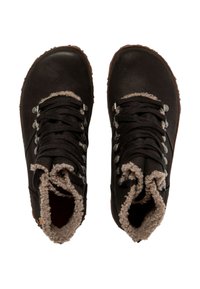 Czarne skórzane botki za kostkę z szarym futerkiem w środku, z czarnymi sznurowadłami i metalowymi oczkami. Solidna podeszwa z fakturowanym bieżnikiem.