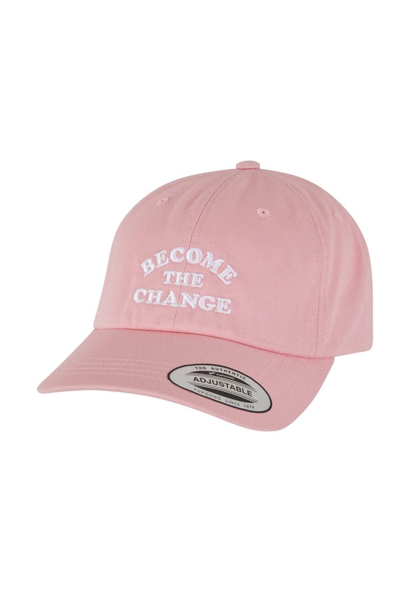 Roosa puuvillane pesapallikiiver, mille esiküljel on broderitud valged tähestikud "MUUTU MUUTUSEKS", reguleeritav rihm taga ja kaardus visor.