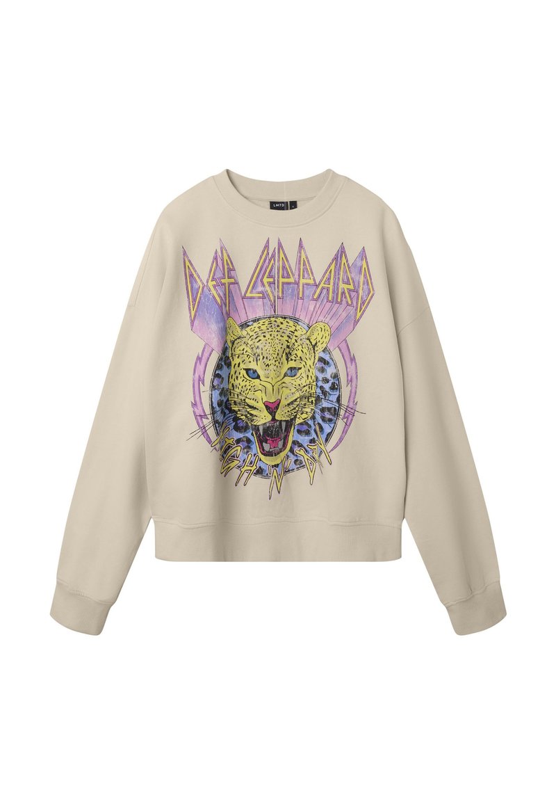 Sudadera corta beige hecha de una tela suave, que presenta un gráfico colorido de un leopardo rugiente y el texto "Def Leppard" en una fuente morada en negrita.