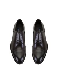 Schwarze Lederschuhe mit glatter Oberfläche, runder Zehenform, klassischem Schnürdesign und subtilen Texturunterschieden im Zehenbereich.
