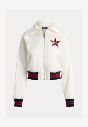 Λευκό bomber μπουφάν με φερμουάρ, με μανσέτες και τελείωμα σε μπλε ναυτικό και κόκκινες ρίγες, και κόκκινο αστέρι με το μοτίβο "RL" κεντημένο στο στήθος.