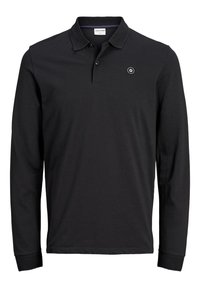 Svart långärmad pikétröja i texturerad tyg, med klassisk krage, knappslå och en liten broderad logotyp på bröstet.