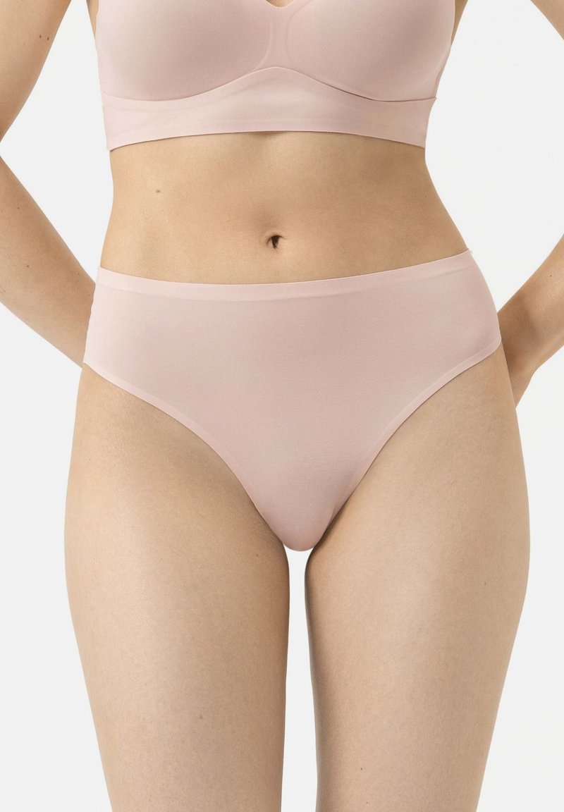 Hellrosa, hochgeschnittene Unterwäsche aus glattem Material mit nahtlosem Design und elastischem Bund, mit einem minimalistischem Finish.