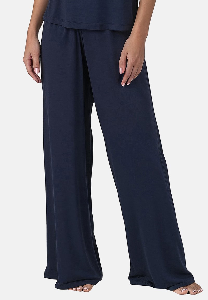 Marineblauwe broek met wijde pijpen, gemaakt van een zachte stof met een losse pasvorm, voorzien van een elastische tailleband en een gladde textuur.