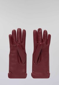 Rukavice z bordové kůže s hladkou texturou, vybavené pěti otvory na prsty a jedinečným designem palce pro lepší úchop.