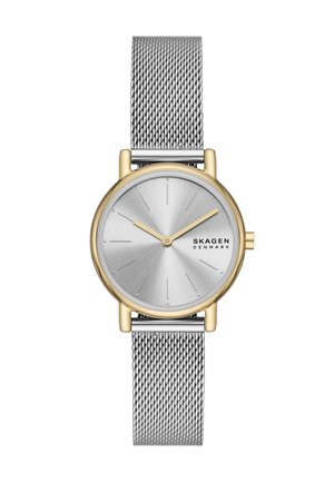 Silbernes rundes Zifferblatt mit goldenem Rahmen, minimalen Ziffernmarkierungen, goldenen Zeigern und silbernem Mesh-Armband, beschriftet mit "Skagen Denmark."