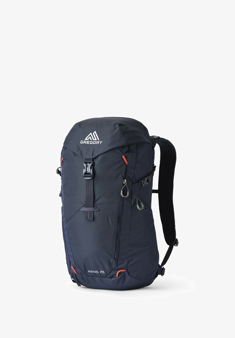 Rucksack aus strapazierfähigem dunkelblauem Stoff mit strukturiertem Muster, roten Akzenten, verstellbaren Riemen und sicherem Schnallenverschluss.