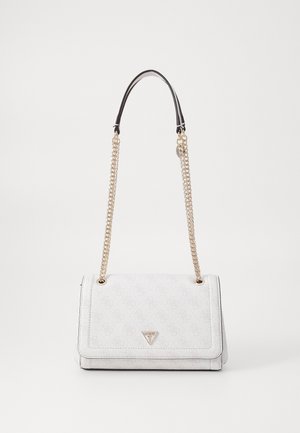 Balta rankinė, pagaminta iš tekstūruotos odos, su auksinės spalvos grandinėle ir trikampio logotipo akcentu priekyje.