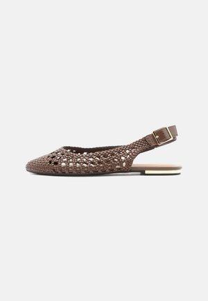 Pruun punutud nahast tasane slingback-king kuldse pandlaga ja madala kontsaga kuldse äärisega.