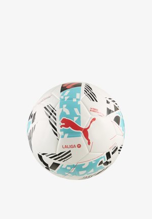 Balta futbolo kamuolys su juodais ir turkio spalvos geometriniais raštais, raudonu Puma logotipu ir La Liga ženklu. Textūruota paviršius ir šešiakampės plokštės.