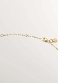 Collar de cadena de oro con pequeños eslabones entrelazados, un cierre tipo langosta y un colgante decorativo con una superficie texturizada.