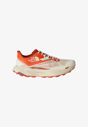 Zapatilla de running ligera con parte superior de malla blanca y naranja, suela gruesa y acolchada, cierre de cordones, con la marca "The North Face".