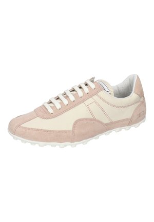 Baskets basses beige et rose clair avec lacets blancs, semelle texturée et accents en daim, vues de profil côté extérieur.
