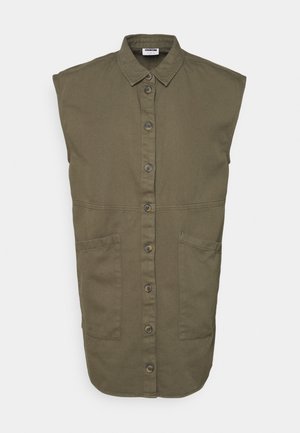 Ærmeløs khaki skjortekjole med knapper, krave og to forreste påsyede lommer.