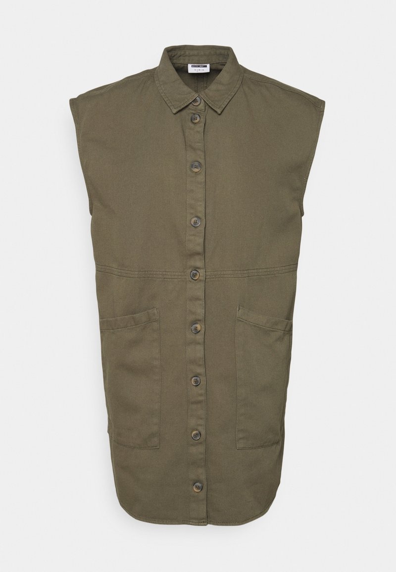 Robe-chemise kaki sans manches avec col et deux poches plaquées à l'avant.