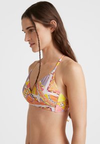 Bunt gemusterter Bikini-Oberteil mit einem dreieckigen Design, das eine Mischung aus Orange, Pink und Gelb aufweist. Verstellbare Träger und ein gebundenes Rückenteil.
