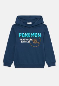 Tums zilas kapuce izgatavota no mīkstas auduma ar priekšējo grafiku, kurā iekļauts "POKÉMON" tirkīza krāsā un "GATAVS CAKAI!" baltā krāsā virs oranžā Poké bumbas.