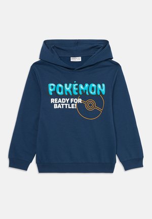 Námorně modrá mikina s kapucí z měkké tkaniny, která má na přední straně grafiku s nápisem "POKÉMON" v tyrkysové barvě a "READY FOR BATTLE!" v bílé barvě nad oranžovou Poké Ball.