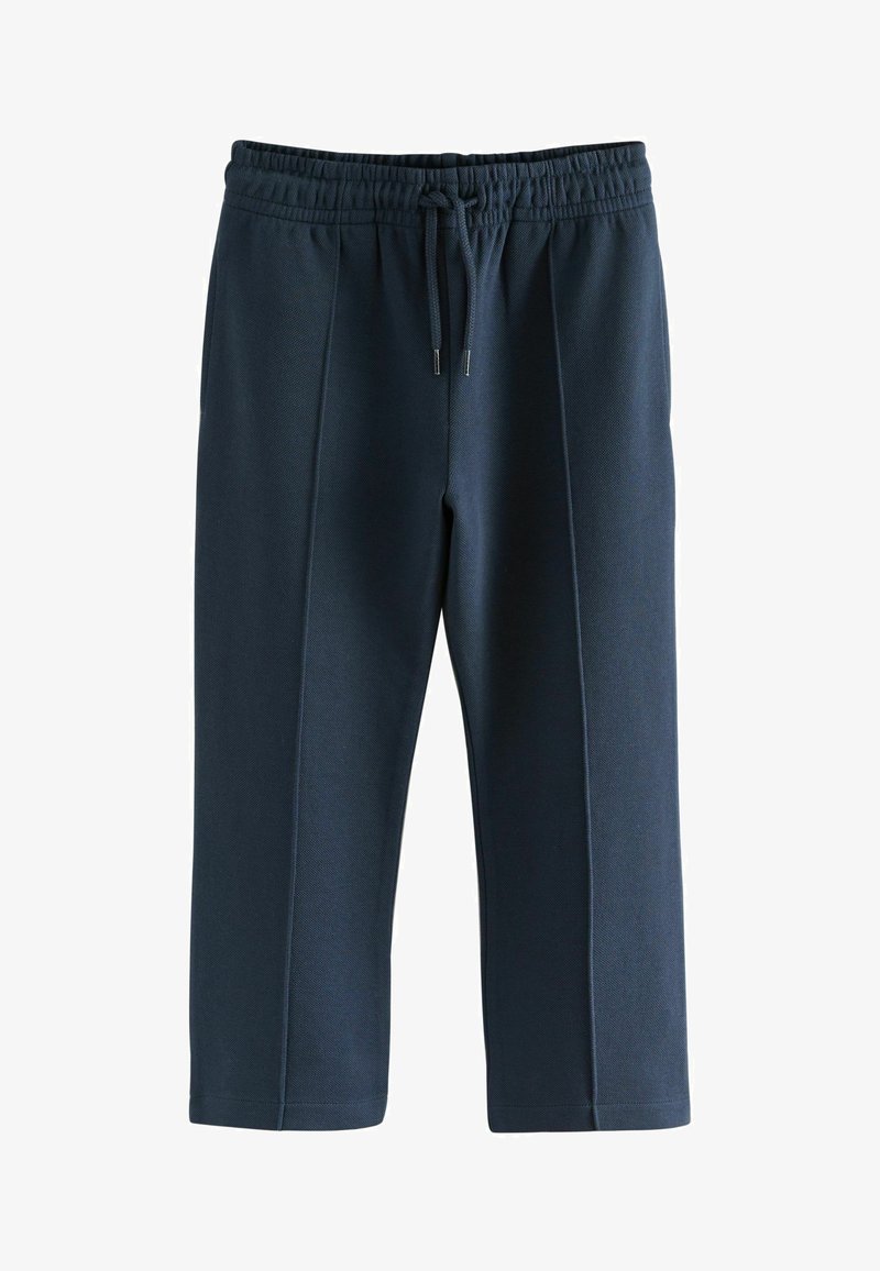 Pantalon de survêtement court bleu marine avec taille élastique et cordon, avec un tissu subtilement texturé et des détails de plis à l'avant.